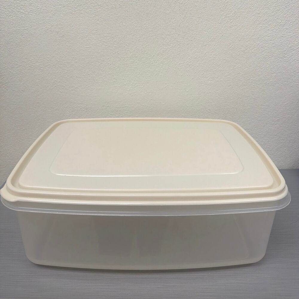 Rubbermaid Servin Saver Rectangle 33 cup #8 Storage Container and Almond Lid